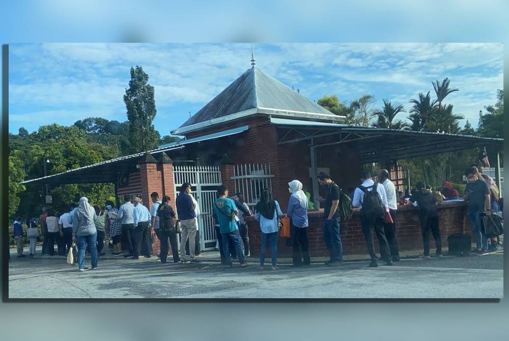 Pondok pengawal Kompleks D, Kementerian Sumber Manusia di Putrajaya dipenuhi dengan majikan sejak awal pagi tadi. 