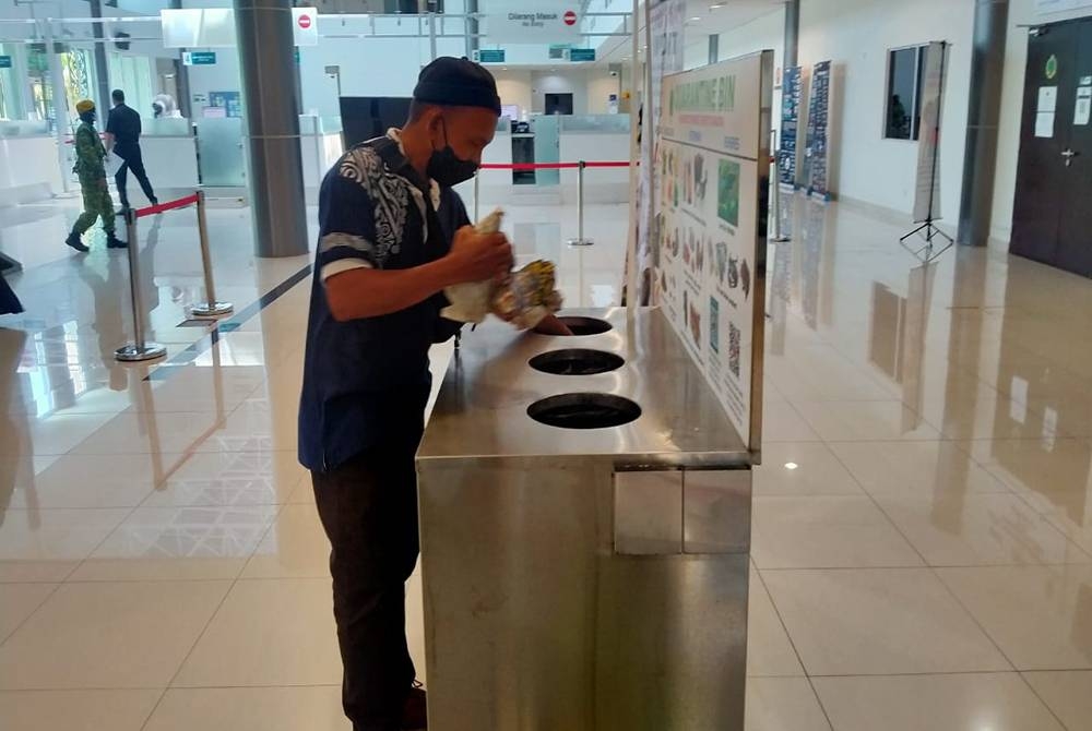 Seorang penumpang ferimeletakkan barangan larangan import ke dalam Quarantine Bin yang disediakan oleh Maqis di Terminal Feri Antarabangsa Melaka, Kompleks ICQS Muara Sungai Melaka.