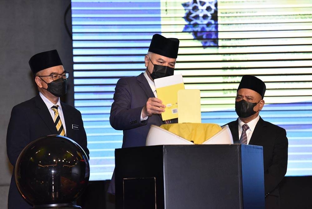 Sultan Nazrin berkenan menyempurnakan Jurnal Syariah Perak Al-Qanun Vol 1 2022 di Casuarina@Meru di Meru Raya dekat sini pada Isnin.