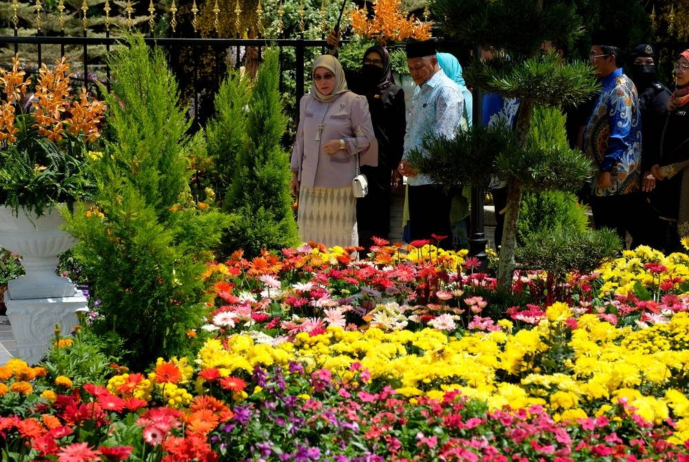 Tunku Azizah (kiri) berkenan melakukan lawatan pada Perasmian Festival Bunga & Taman Floria Diraja Putrajaya 2022 di Anjung Floria, Presint 4 hari ini. Foto Bernama