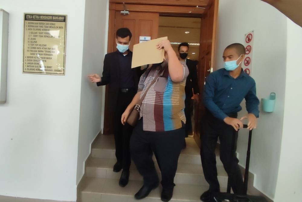 Seorang daripada empat tertuduh, Mohamad Asri Sapar (tengah) didenda RM50,000 selepas mengaku bersalah mengemukakan dokumen palsu bagi mendapatkan tender ketika dihadapkan ke Mahkamah Sesyen Alor Setar, di sini, pada Isnin.