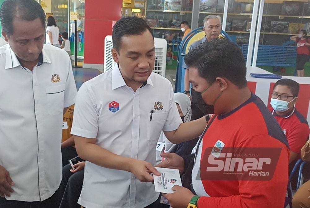 Onn Hafiz (tengah) menyampaikan sumbangan Anak Johor Prihatin di Iskandar Puteri pada Isnin.