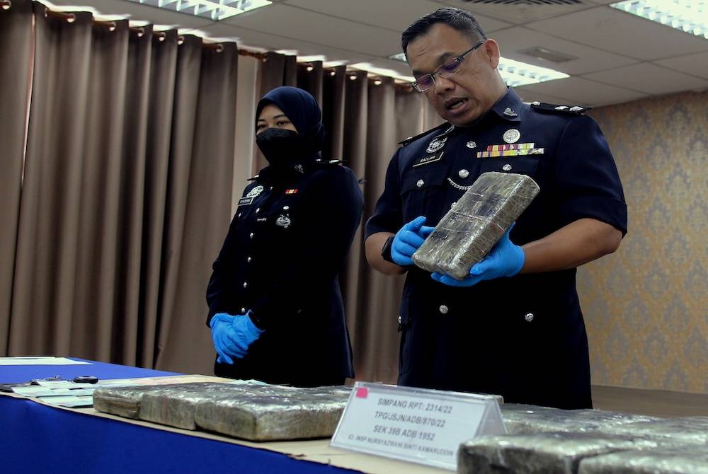 TAIPING, 29 Ogos -- Timbalan Ketua Polis Daerah Taiping Supt Razlam Ab Hamid (kanan) menunjukkan rampasan sebanyak 18 ketulan mampat daun kering dadah jenis ganja seberat 18 KG bernilai RM54,000 pada sidang media di Ibu Pejabat Polis Daerah (IPD) Taiping hari ini.
Seorang penghantar makanan ditahan dipercayai mengedar dadah dalam satu sekatan jalan raya di Hentian Rehat dan Rawat Lebuhraya Utara Selatan arah selatan pada Khamis lepas.
--fotoBERNAMA (2022) HAK CIPTA TERPELIHARA