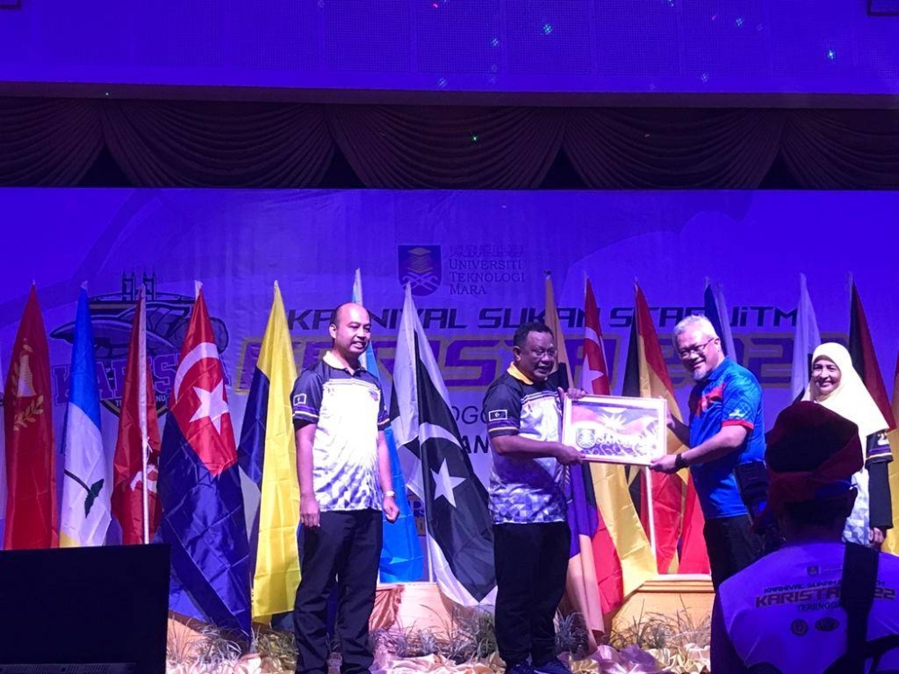 Mohd Sazili (dua dari kiri) menerima cenderamata daripada Rektor UiTM Cawangan Sarawak, Prof Datuk Dr Jamil Hamali (kanan) selepas perasmian KARiSTA 2022.