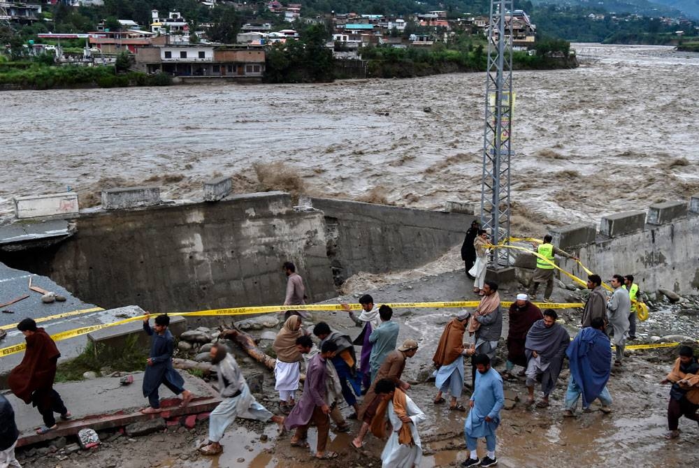 Sebuah jalan yang musnah akibat banjir disebabkan musim monsun tahunan luar biasa yang melanda Pakistan.