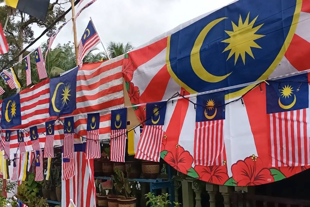 Jalur Gemilang pelbagai saiz menghiasi halaman rumah penduduk Kampung Chulek.