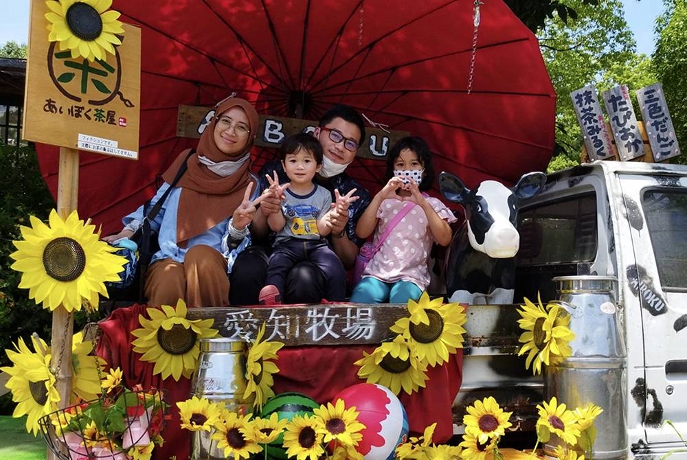 KUALA LUMPUR, 30 Ogos -- Rakyat Malaysia Nazkhalida Fatinuha Ideham (kanan) bergambar bersama suami dan anak ketika percutian keluarga di Jepun.
Menetap di Jepun sejak 2015 kerana mengikuti suami atas tuntutan tugas, Nazkhalida Fatinuha sama sekali tidak membuatkan beliau dan keluarga kecilnya, lupa jati diri dan asal usul.
Meskipun terpisah jauh lebih 5,000 kilometer dari tanah air, namun tidak sedikitpun pernah memadam rasa cinta wanita ini kepada negara kelahirannya.
--fotoBERNAMA (2022) HAK CIPTA TERPELIHARA