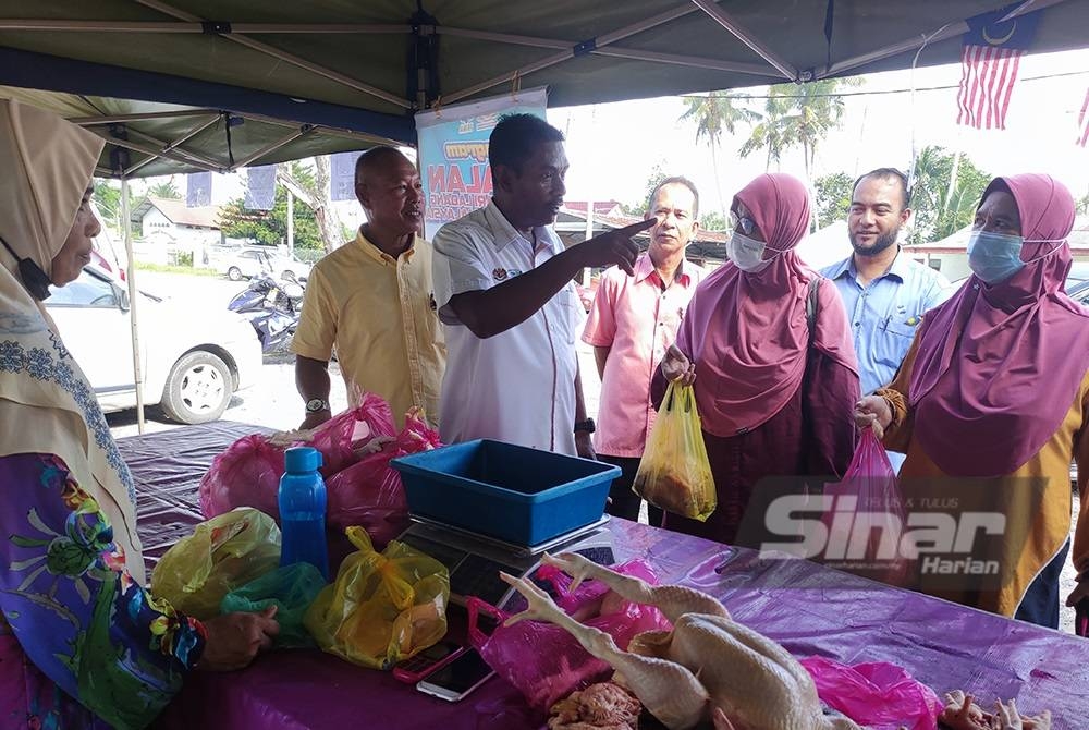 Nukman (tiga dari kiri) bertemu pengunjung yang hadir ke Program JTDLKM di pekarangan Masjid Kampung Kubang Ikan di sini pada Selasa.