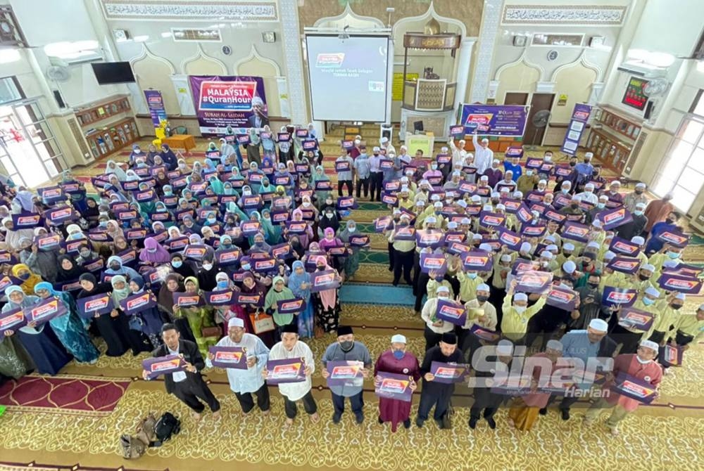 Kira-kira 500 peserta menyertai Malaysia #QuranHour Peringkat Pulau Pinang 2022 di Masjid Jamek Tasek Gelugor pada Selasa.