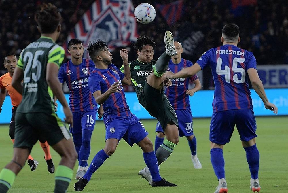 ISKANDAR PUTERI, 29 Ogos -- Pemain JDT Leandro Sebastian Velazquez mengasak pemain Melaka United Muhammad Fadhil Idris pada perlawanan Liga Super di Stadium Sultan Ibrahim hari ini.
Kedudukan separuh masa pertama JDT 3-0 Melaka United.
--fotoBERNAMA(2022) HAK CIPTA TERPELIHARA