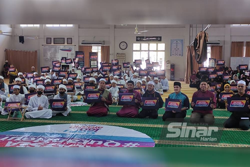 Seramai 200 peserta terdiri daripada pelajar pusat tahfiz, Sahabat Quran Terengganu, pengusaha dan pelajar rumah ngaji serta orang awam hadir ke Masjid Al-Hijrah bagi menjayakan program Malaysia #QuranHour hari ini.