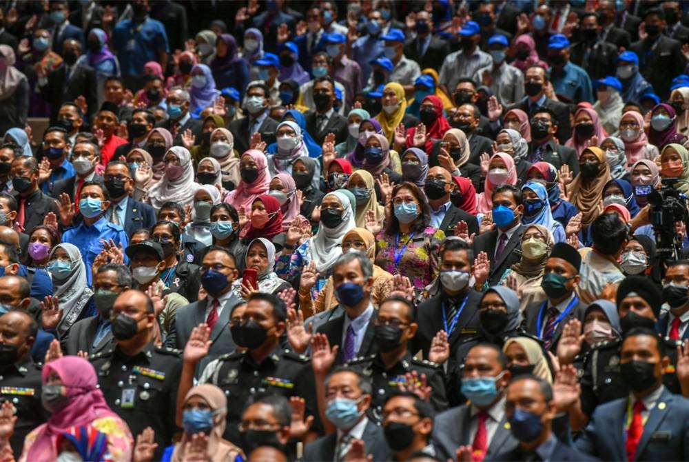 Penjawat awam melafazkan ikrar Perkhidmatan Awam semasa majlis Amanat Perdana Perkhidmatan Awam Ke-18 (MAPPA XVIII) bertemakan "Penjawat Awam Tonggak Aspirasi Keluarga Malaysia" di Pusat Konvensyen Antarabangsa Putrajaya (PICC) pada Selasa. - Foto Bernama