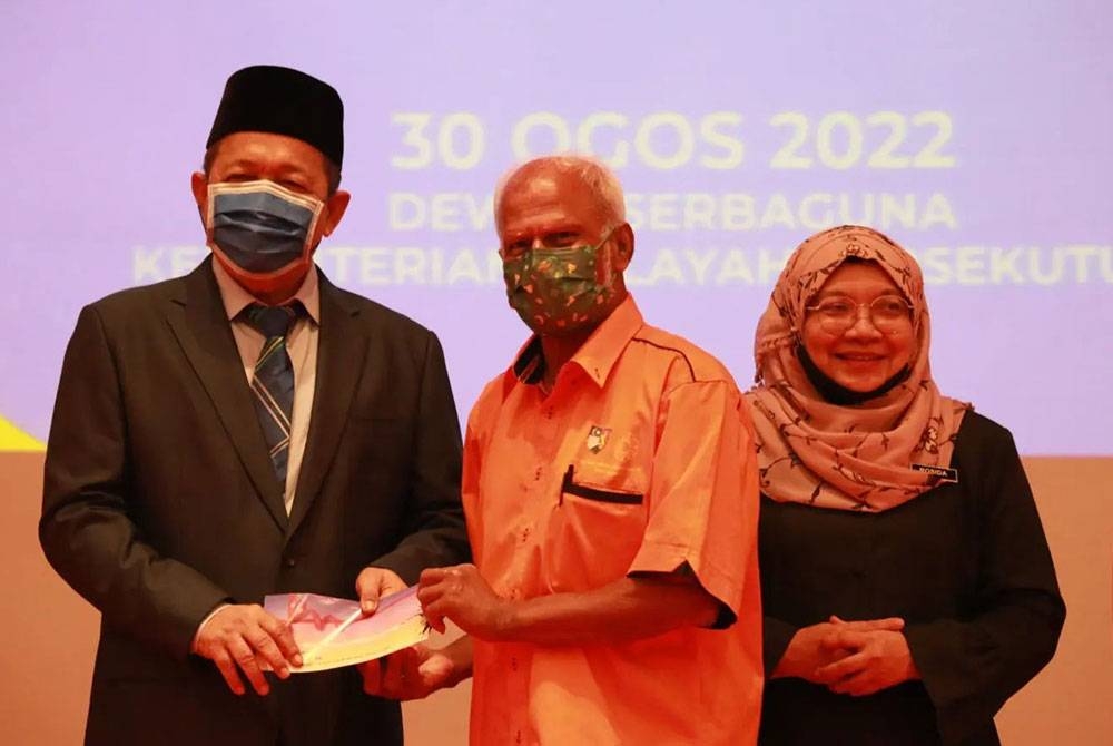 Shahidan ketika majlis Penyampaian Bantuan Pentadbiran kepada Persatuan Sukan Di Wilayah Persekutuan Putrajaya dan Kuala Lumpur 2022 di Kementerian Wilayah Persekutuan di Putrajaya pada Selasa. - Foto Majlis SukanWilayah Persekutuan