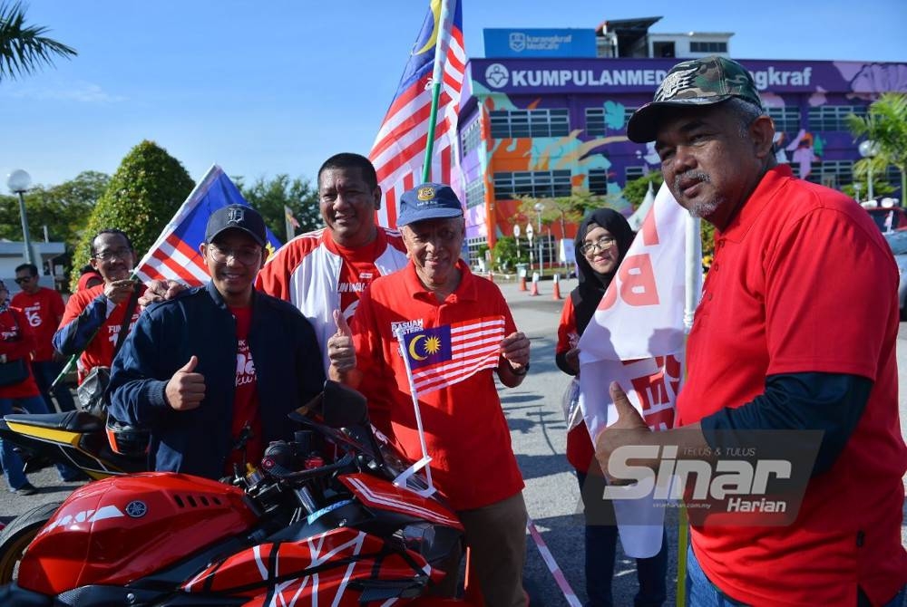 Timbalan Pengerusi Lembaga Pengarah Kumpulan Karangkraf, Datuk Muhammad Nasir Hamzah (tengah) ketika Program Sambutan Hari Kebangsaan Sinar Karangkraf-Malaysia Berintegriti. - Foto ASRIL ASWANDI SHUKOR