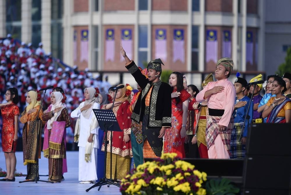 Atlet pecut negara, Muhammad Azeem Fahmi mengetuai bacaan ikrar Rukun Negara pada sambutan Hari Kebangsaan 2022 di Dataran Merdeka pada Rabu. - Foto Bernama