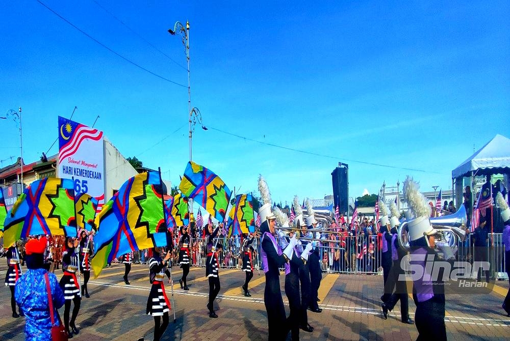 Cuaca panas tidak menghalang orang ramai membanjiri bandar raya Alor Setar untuk menyaksikan Istiadat Perbarisan dan Perarakan sempena Sambutan Hari Kebangsaan ke-65 Peringkat Negeri Kedah di Dataran Medan Bandar pada Rabu.