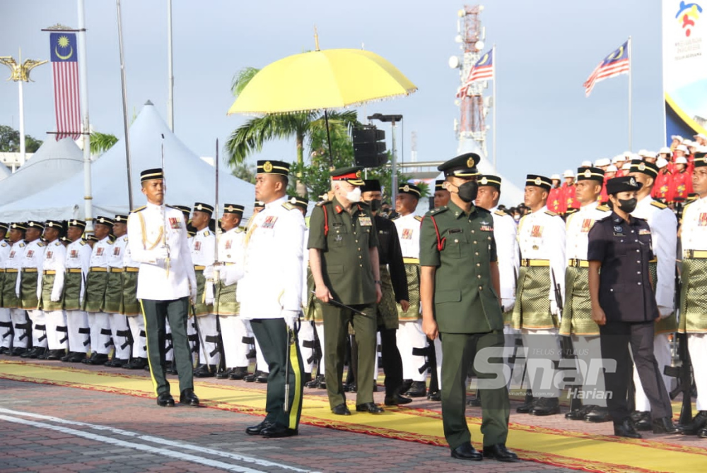 Sultan Nazrin berkenan memeriksa kawalan kehormatan utama Rejimen Askar Jurutera Diraja, 2 Division, Kem Sangro, Taiping.