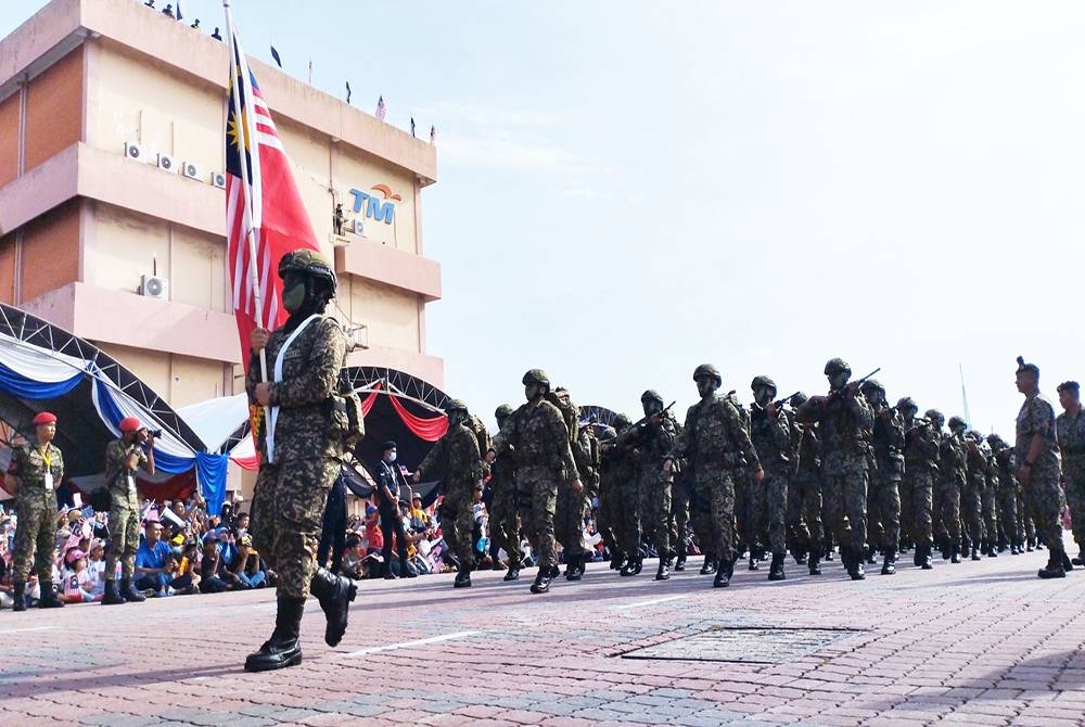 Anggota keselamatan negara mengambil bahagian perarakan sempena Hari Kebangsaan ke-65 peringkat negeri Pahang di Padang Majlis Bandaraya Kuantan (MBK) 4, pada Rabu.