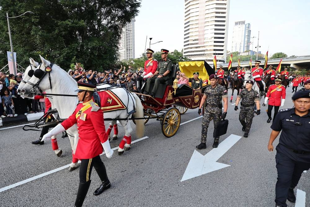 Al-Sultan Abdullah Riayatuddin Al-Mustafa Billah Shah dan Raja Permaisuri Agong Tunku Hajah Azizah Aminah Maimunah Iskandariah berkenan menaiki Kereta Penarik Diraja dari Bank Negara ke pentas utama sempena Sambutan Hari Kebangsaan 2022 di Dataran Merdeka pada Rabu. - Foto Bernama