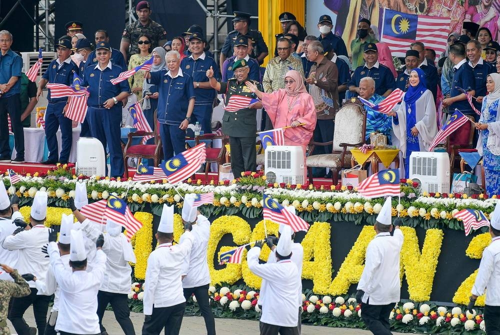 Reaksi ceria Raja Permaisuri Agong Tunku Hajah Azizah Aminah Maimunah Iskandariah yang berdiri sambil melambaikan tangan kepada kontinjen jurumasak. - Foto Bernama