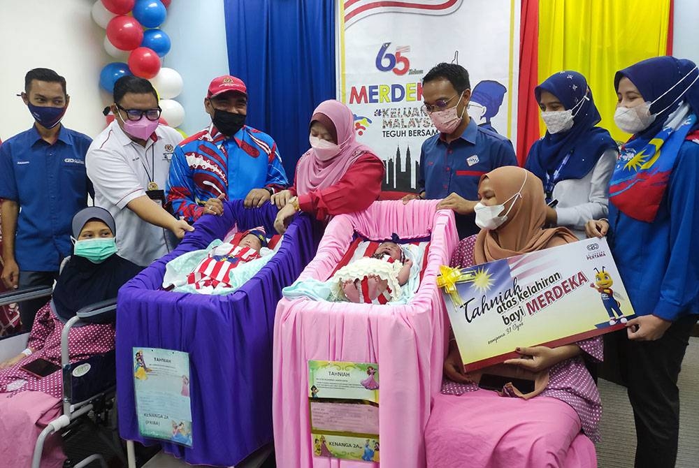 Dr Kasemani (tengah) melihat bayi merdeka yang dilahirkan di HSNZ pada 31 Ogos.