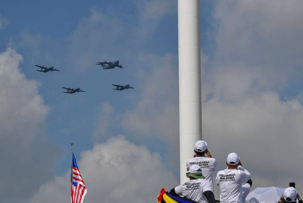 Persembahan udara sempena sambutan Hari Kebangsaan 2022 di Dataran Merdeka pada Rabu. - Foto Bernama