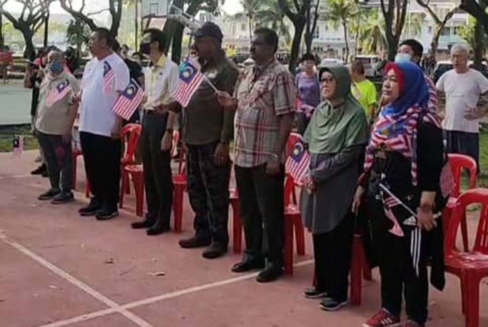 Gunaraj (tengah) tiba di check point pertama di Taman Rama-Rama Bukit Tinggi sempena Jelajah Merdeka DUN Sentosa, pada Rabu.