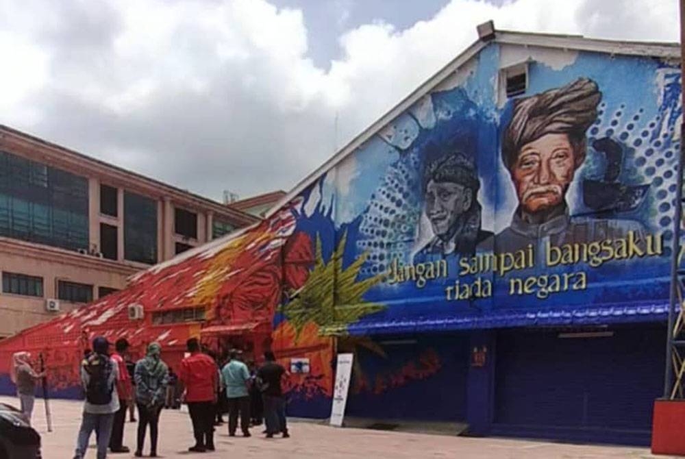 Lukisan mural pahlawan Mat Kilau dan Tok Bahaman pada bangunan kedai di Jalan Lebai Ali menjadi tarikan baharu Kuantan Art Street.