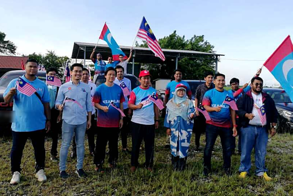 Dr Mohammed Taufiq (dua dari kiri) bersama peserta konvoi sebelum acara pelepasan oleh Ming Kai (tiga dari kiri) di Pusat Khidmat Ahli Parlimen Alor Setar, Tajar pada Rabu.