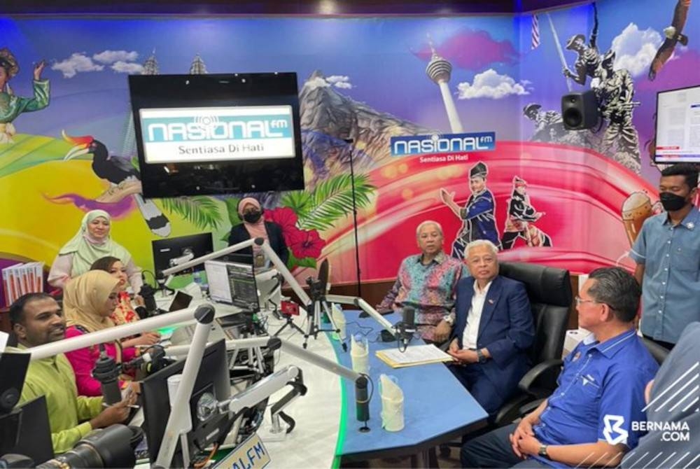 Perdana Menteri Datuk Seri Ismail Sabri Yaakob hadir wawancara radio Nasionalfm sempena program Inspirasi Setahun #KeluargaMalaysia Teguh Bersama di Wisma Radio, Angkasapuri, pada Rabu. - Foto Bernama