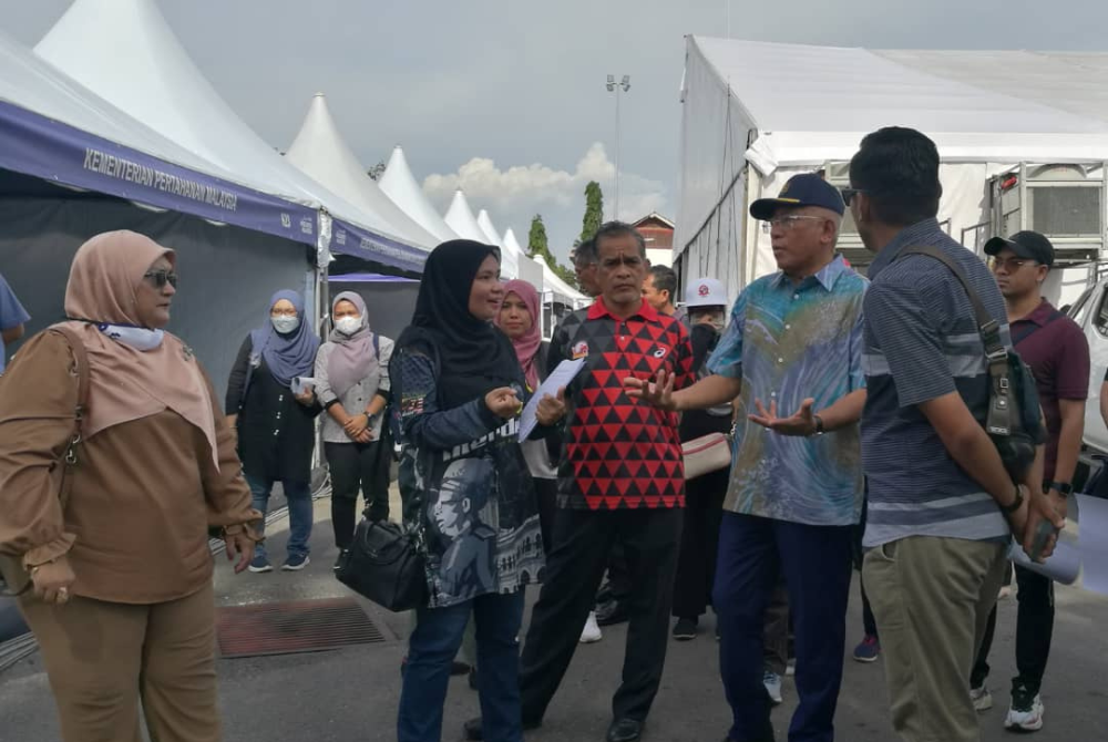 Mahdzir (dua dari kanan) meninjau persiapan Jelajah AKM di pekarangan Stadium Darul Aman pada Rabu.