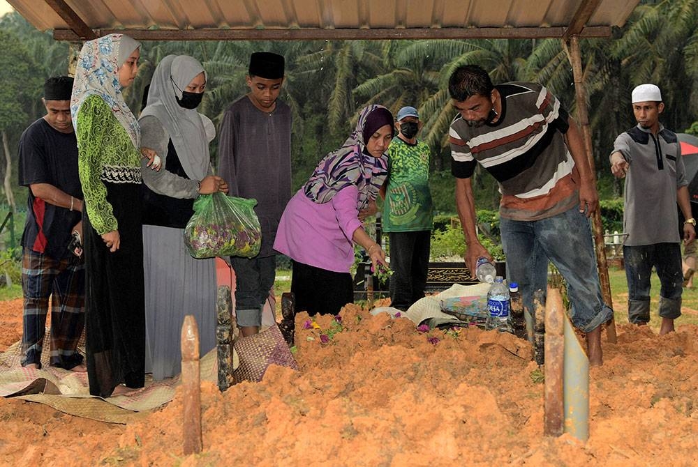 Jenazah empat beranak Mohamad Suti Yahaya, 39, isterinya, Siti Jamaliah Mohd Yatim, 27, anak mereka Nur Firman Hadi Abdul Rahman, 5, dan Nurfatihah Jannah berusia sembilan bulan yang maut dalam kemalangan di Jalan Kampung Semanggar Dalam di sini semalam selamat dikebumikan di Tanah Perkuburan Islam Felda Pasir Raja petang ini. - Foto Bernama