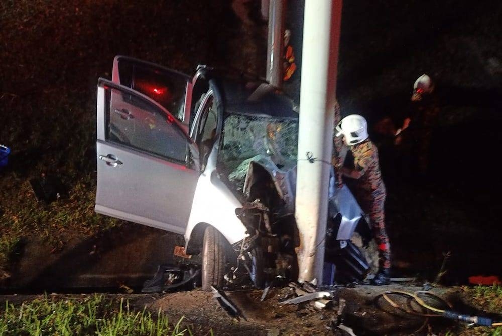 Anggota bomba menjalankan operasi mengeluarkan mangsa yang tersepit dalam kenderaan di Gopeng. - Foto Ihsan Bomba Perak.