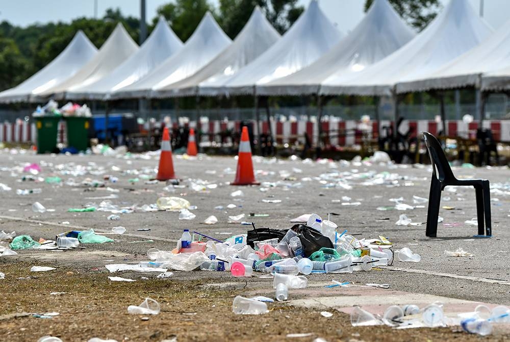 Tahap kesedaran masyarakat Malaysia terhadap kebersihan alam sekitar yang masih belum ‘Merdeka’ kerana sentiasa mengharapkan pekerja pembersihan mengutip sampah yang mereka tinggalkan. - Foto Bernama.