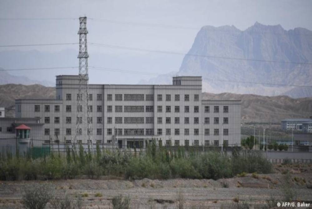 Sebuah bangunan dipercayai digunakan sebagai pusat latihan vokasional untuk etnik Uighur di Xinjiang. - Foto AFP