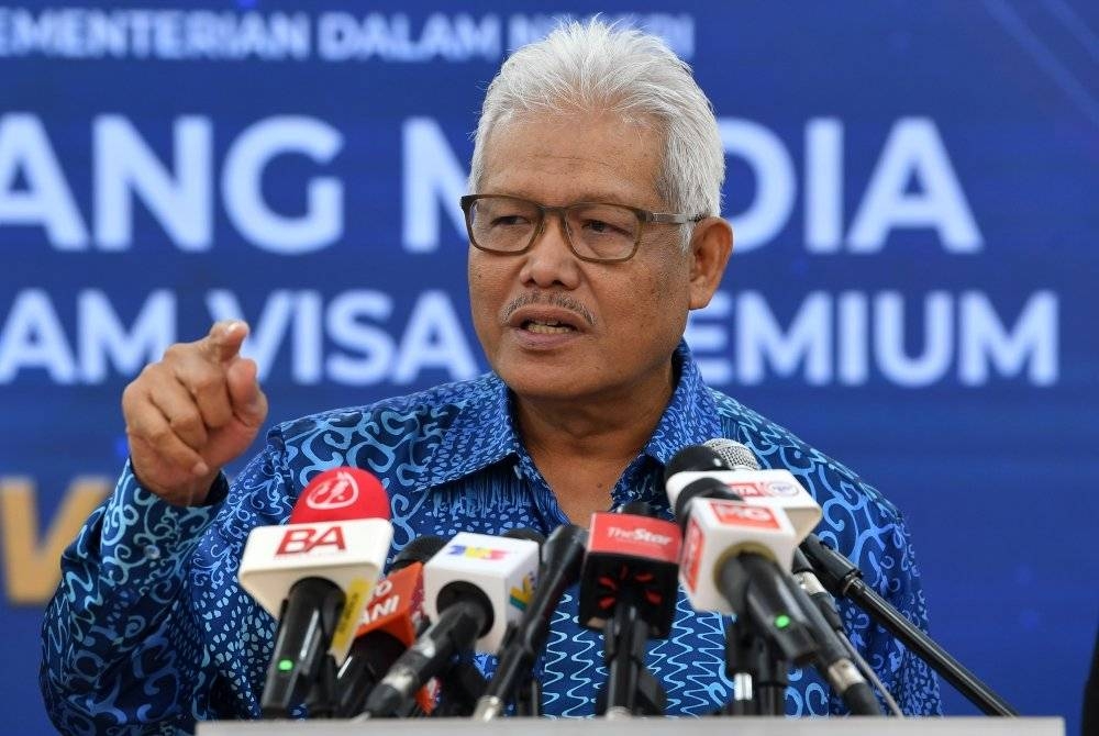 Hamzah ketika sidang media mengenai Program Visa Premium Malaysia di kementeriannya pada Khamis. - Foto Bernama