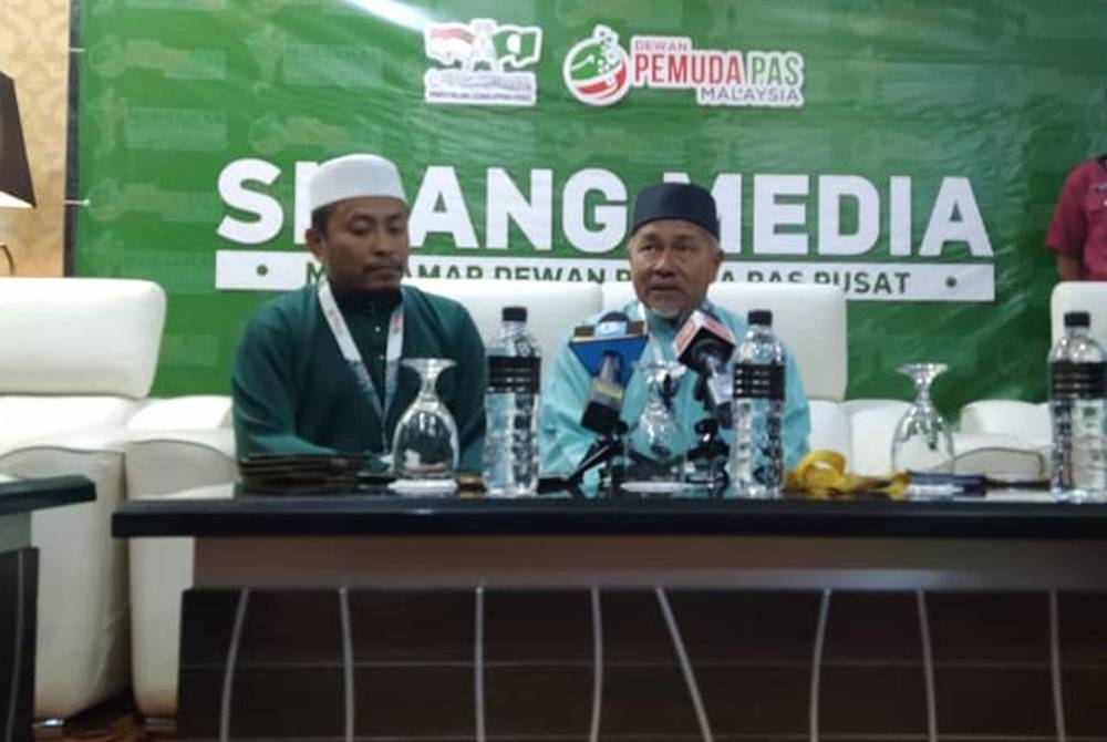 Tuan Ibrahim (kanan) ketika sidang akhbar selepas merasmikan Muktamar Tahunan Dewan Pemuda Pas Pusat yang ke-63 pada Khamis.