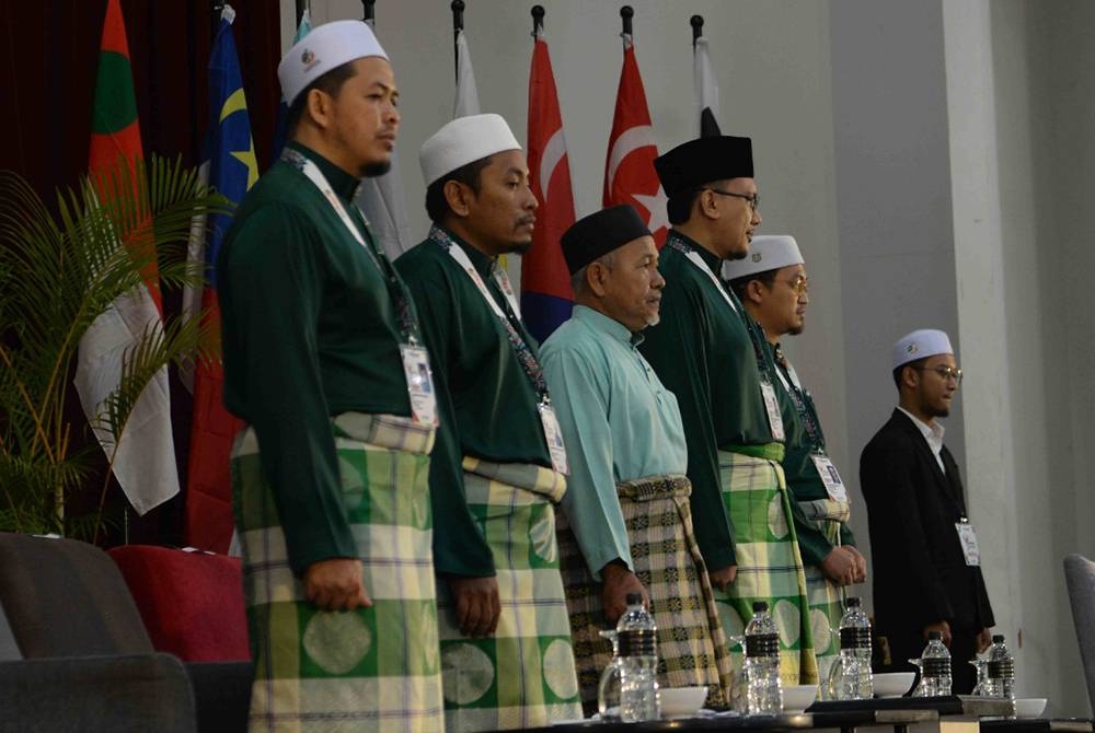 Tuan Ibrahim (tiga dari kiri) ketika merasmikan Muktamar Tahunan Dewan Pemuda Pas Pusat di Alor Setar pada Khamis.