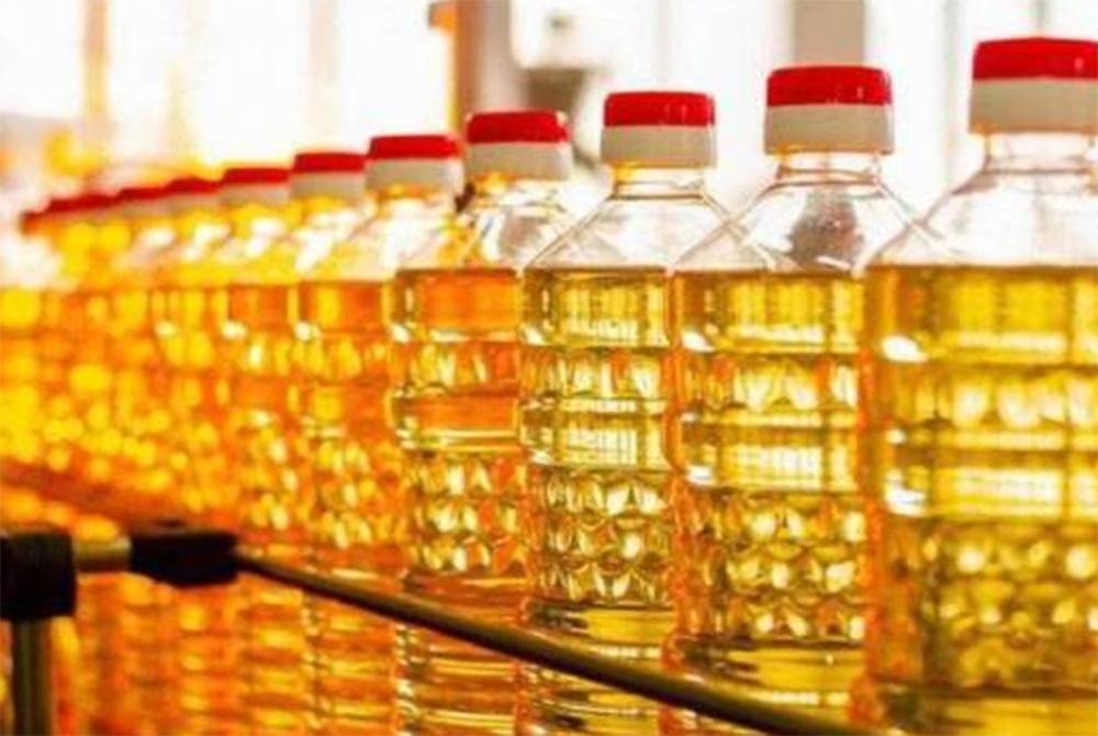 Harga siling minyak sawit botol lima kilogram diturunkan kepada RM33.50 daripada RM34.70 bermula 8 September hingga 7 Oktober. - Gambar hiasan