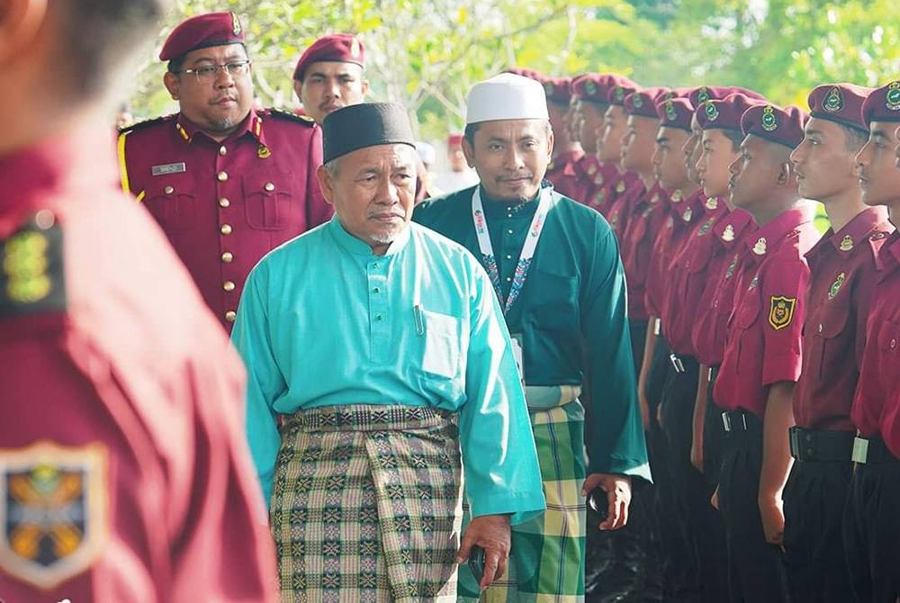 Ahmad Fadhli (kanan) mengiringi Tuan Ibrahim (tengah) memeriksa perbarisan kehormat Jabatan Amal Malaysia pada Muktamar Pemuda Pas kali ke-63 di sebuah hotel pada Khamis.