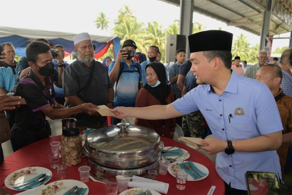 Onn Hafiz menyampaikan bantuan kasih bangsa Johor kepada para nelayan dalam bahagian Kota Tinggi pada Program Pemimpin Bersama Rakyat di Dewan Terbuka, Kampung Singapura, pada Khamis. - Foto Bernama
