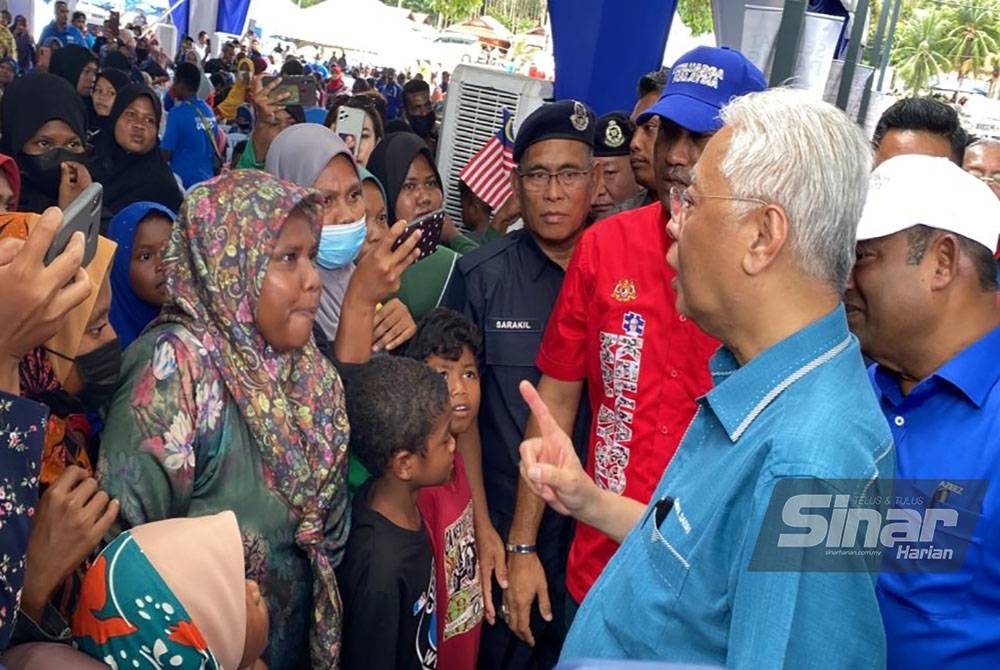 Ismail Sabri menemui rakyat Baling yang hadir Majlis Doa Selamat Sambutan 65 Tahun Kemerdekaan dan Bencana Banjir Daerah Baling di Kampung Teluk Durian, Kupang pada Khamis.