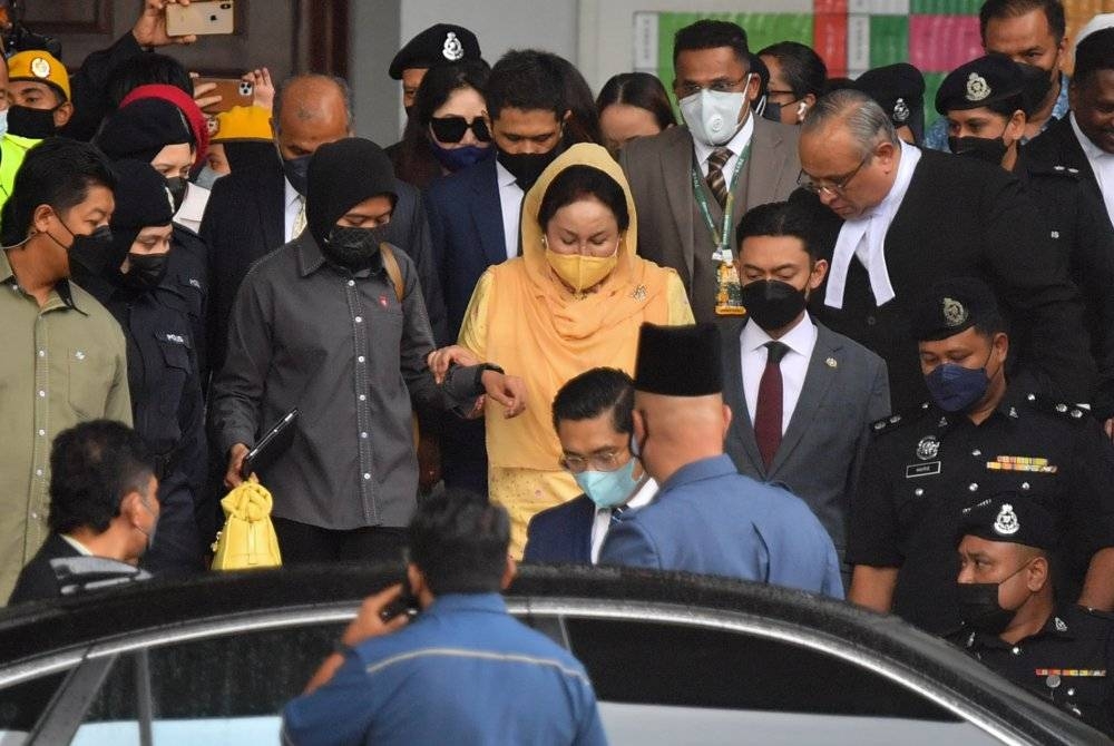 Rosmah (tengah) selepas beliau didapati bersalah atas ketiga-tiga pertuduhan rasuah berkaitan projek hibrid solar bernilai RM1.25 bilion untuk 369 sekolah luar bandar di Sarawak. - Foto Bernama 