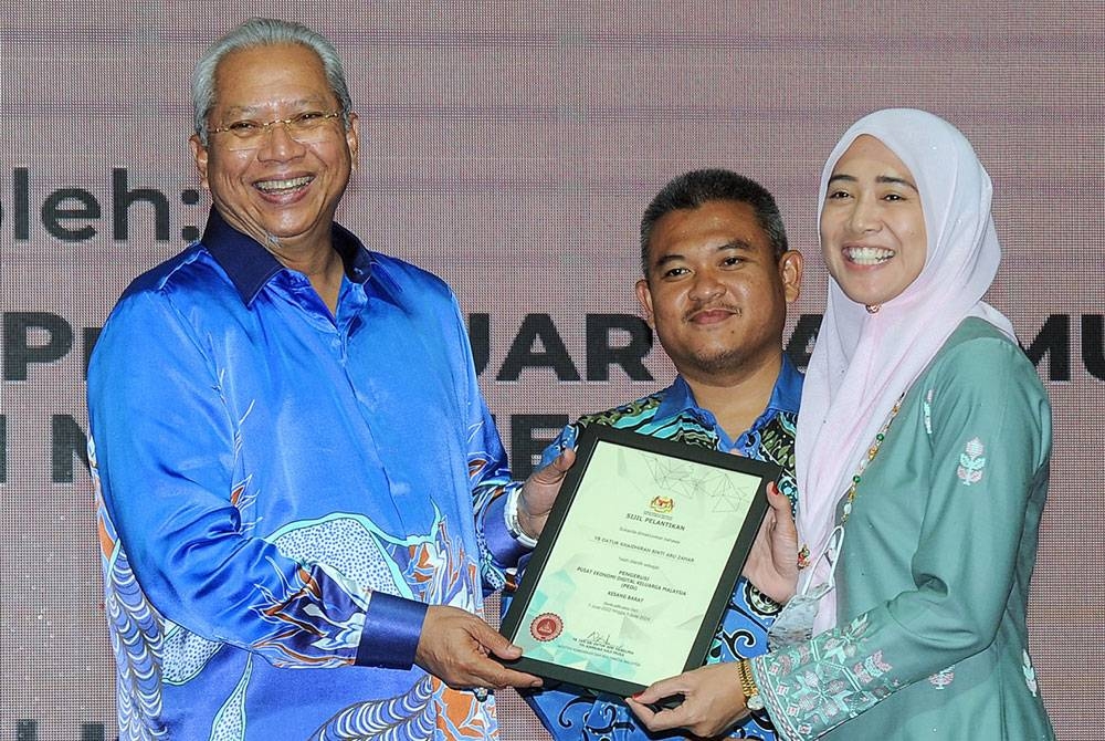 Annuar (kiri) menyampaikan watikah pelantikan Pengerusi PEDi kepada Ahli Dewan Undangan Negeri Rim, Datuk Khaidirah Abu Zahar (kanan) pada Majlis Penyampaian Watikah PEDi Negeri Melaka pada Khamis. - Foto Bernama