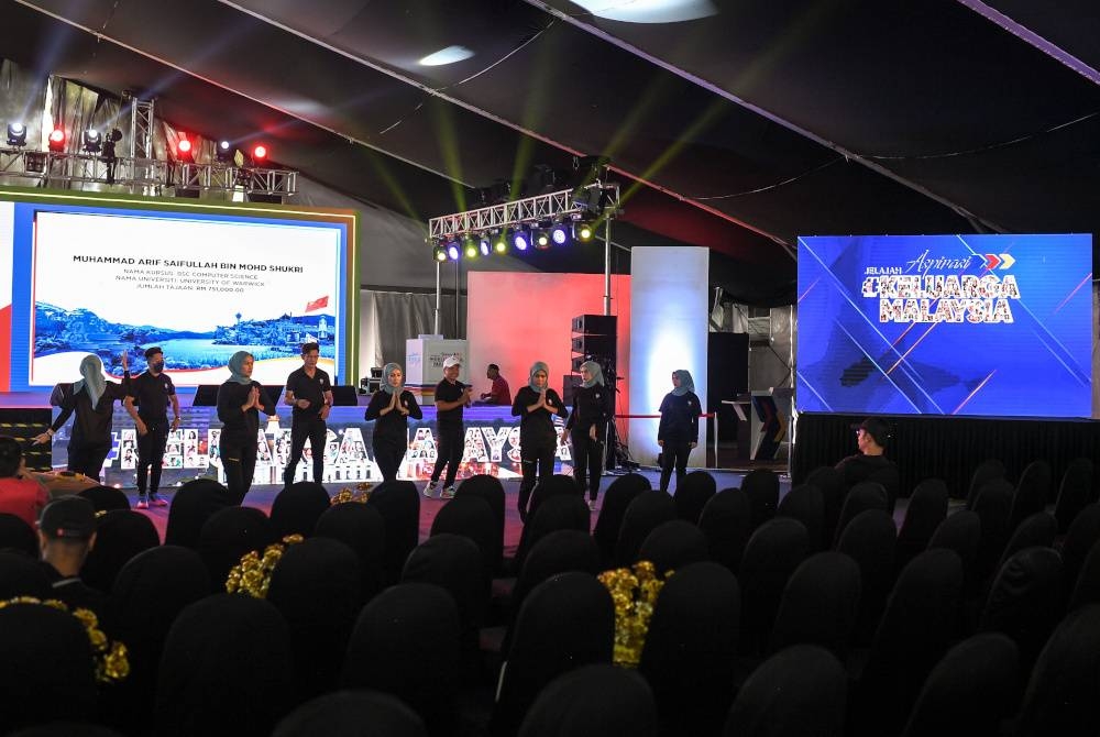 Sebahagian daripada penari sedang melakukan sesi latihan sebagai persediaan bagi penganjuran Jelajah Aspirasi Keluarga Malaysia (AKM) Negeri Kedah di pekarangan Stadium Darul Aman selama tiga hari bermula Jumaat. - Foto Bernama