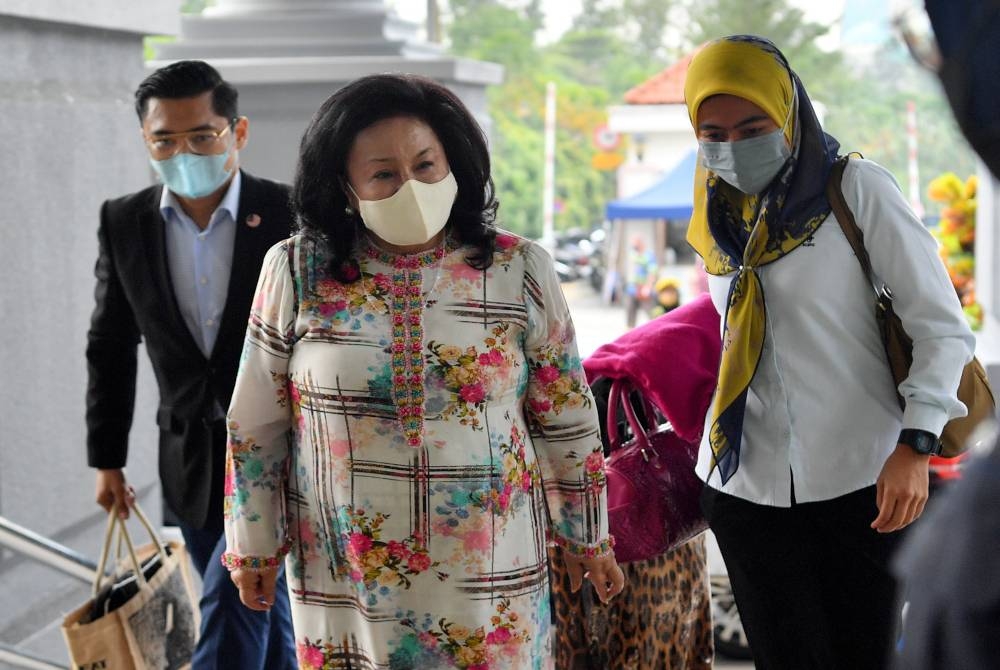 Rosmah (tengah) hadir di Kompleks Mahkamah Kuala Lumpur pad Jumaat, bagi mengikuti sambungan perbicaraan berhubung kes 1Malaysia Development Berhad (1MDB) yang dihadapi Najib. - Foto Bernama