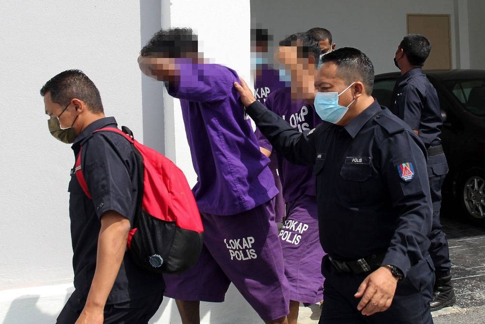 Dua beradik dan tiga rakan dihadapkan ke Mahkamah Majistret Tapah, pada Jumaat atas pertuduhan mengedar lebih 100 kilogram dadah di sebuah bangsal di Chenderiang, bulan lalu. - Foto Bernama