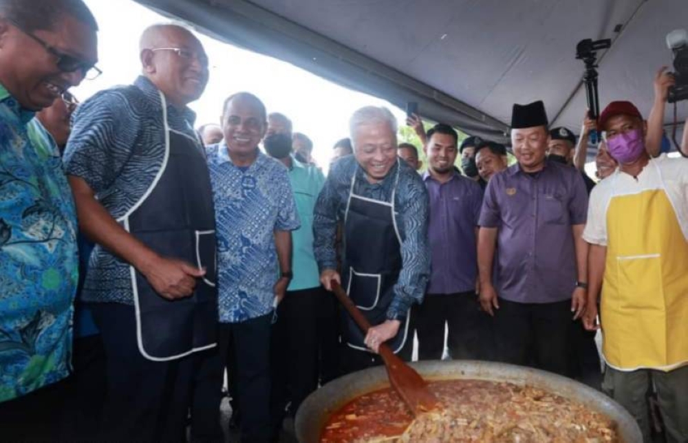 Ismail Sabri mengacau gulai daging batang pisang di gerai &#039;kedohoq&#039; sempena Program &#039;Kenuri&#039; Rakyat Keluarga Malaysia@Padang Terap pada Jumaat. - Foto KPLB