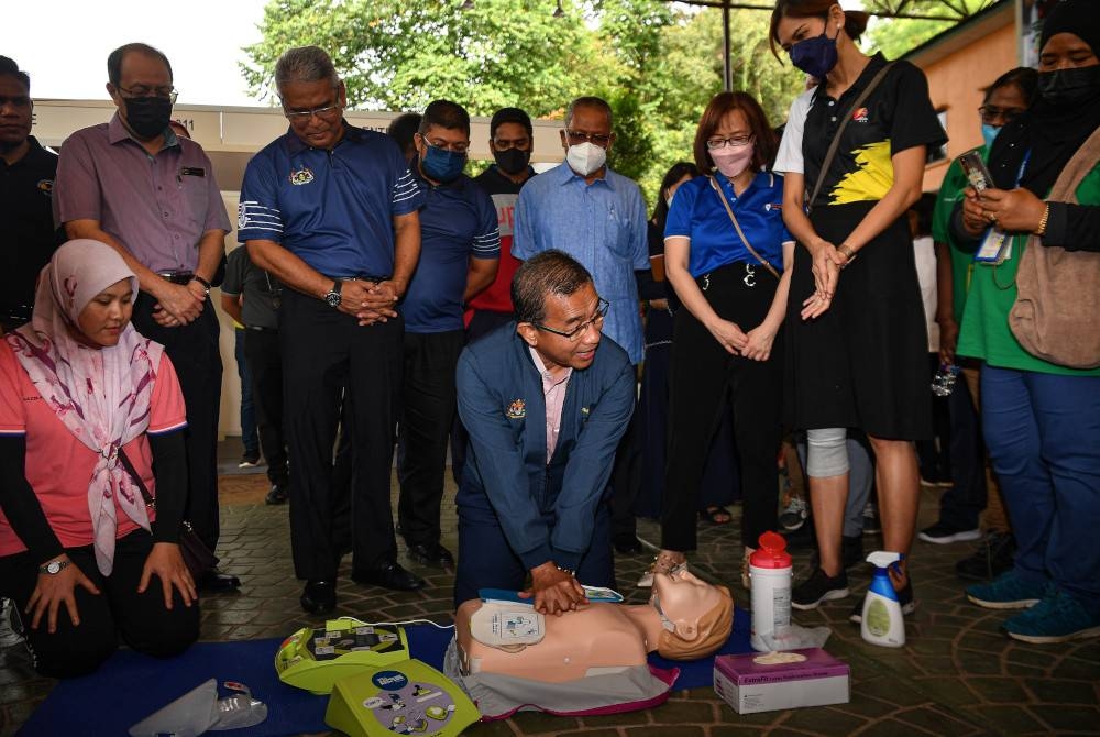 Timbalan Menteri Kesihatan Datuk Dr Noor Azmi Ghazali melakukan demonstrasi pertolongan cemas selepas merasmikan program latihan pertolongan cemas dan penggunaan alat Automated External Defibrillator (AED) di Zoo Taiping, pada Jumaat. - Foto Bernama 