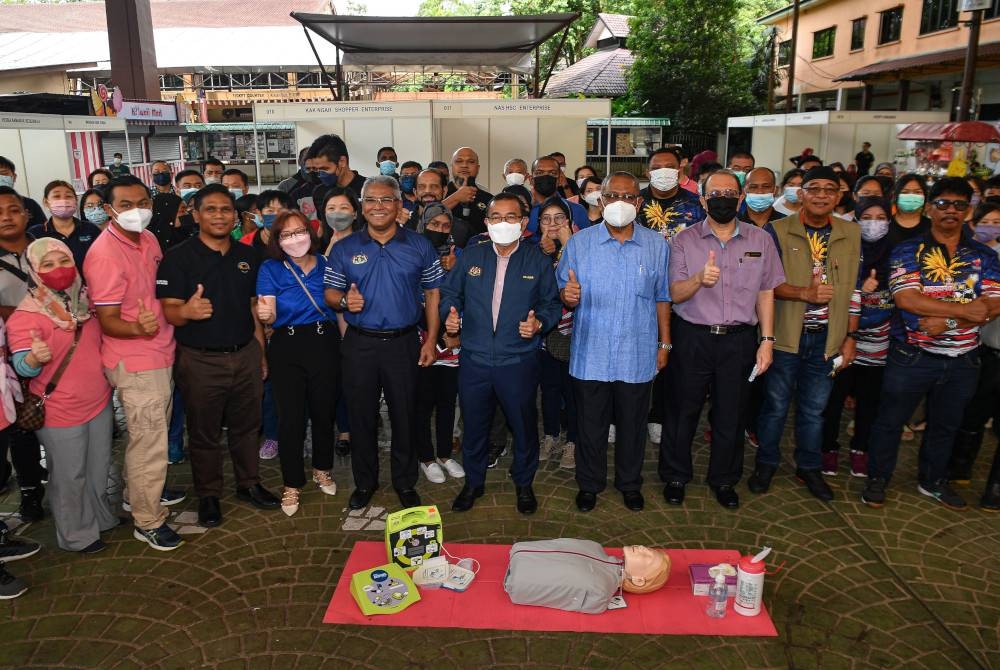 Timbalan Menteri Kesihatan Datuk Dr Noor Azmi Ghazali (tengah) bergambar bersama peserta latihan selepas merasmikan program latihan pertolongan cemas dan penggunaan Automated External Defibrillator (AED) di Zoo Taiping, pada Jumaat. - Foto Bernama